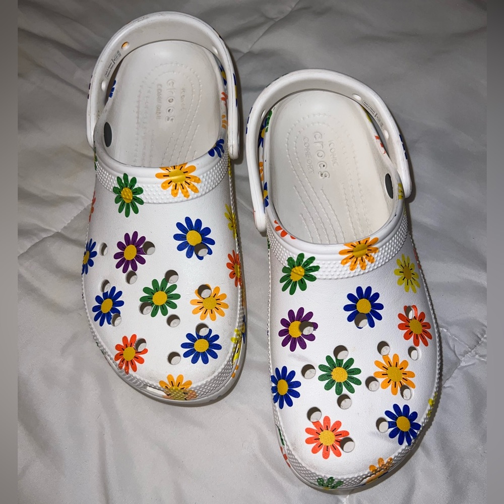 Platform Crocs with Daisy details